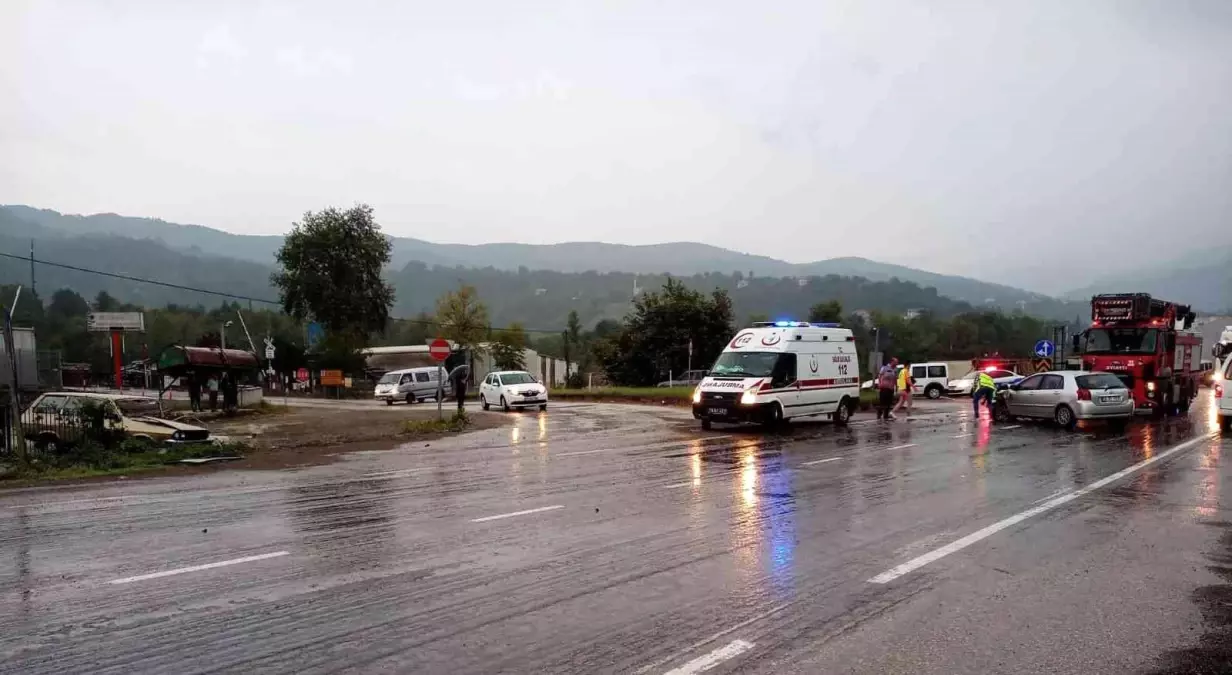 Karabük\'te iki otomobil çarpıştı: 2 ağır yaralı