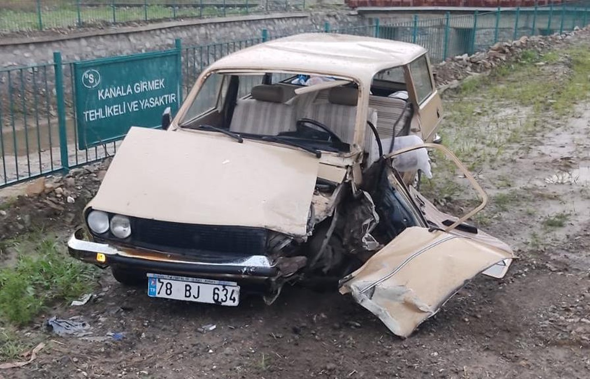 Karabük\'te iki otomobilin karıştığı trafik kazasında 2 kişi ağır yaralandı