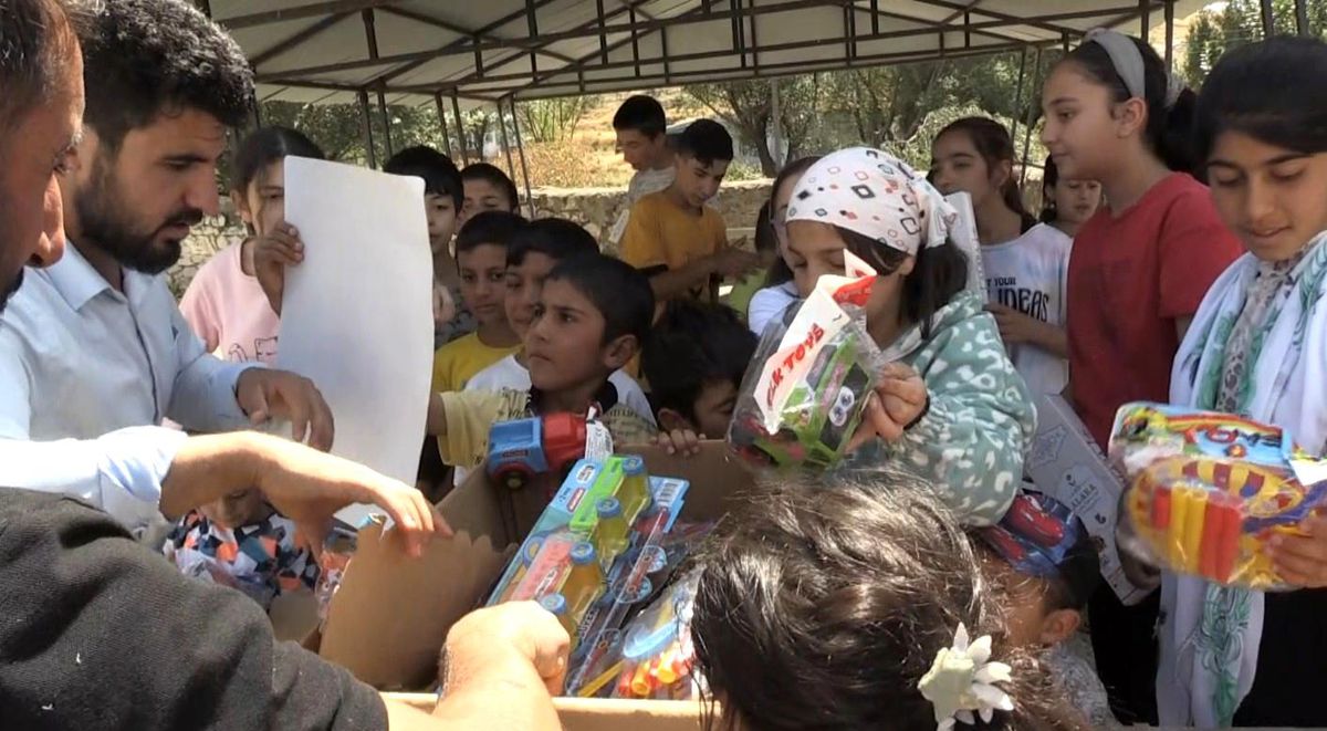 Kars haber! Kars\'ta dağıttıkları oyuncaklarla çocukları sevindiriyorlar