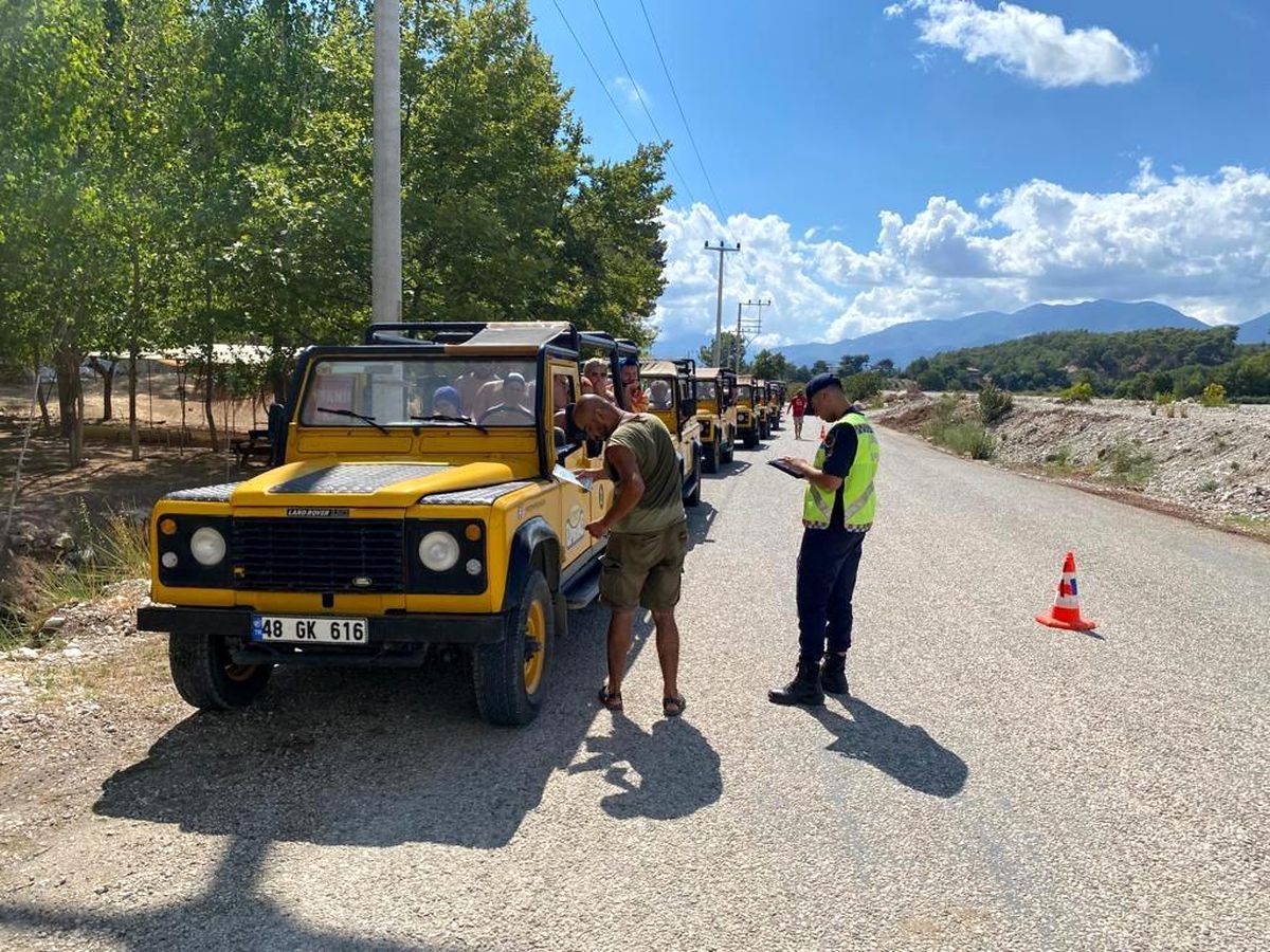 Kaş\'ta jandarmadan safari aracı denetimi
