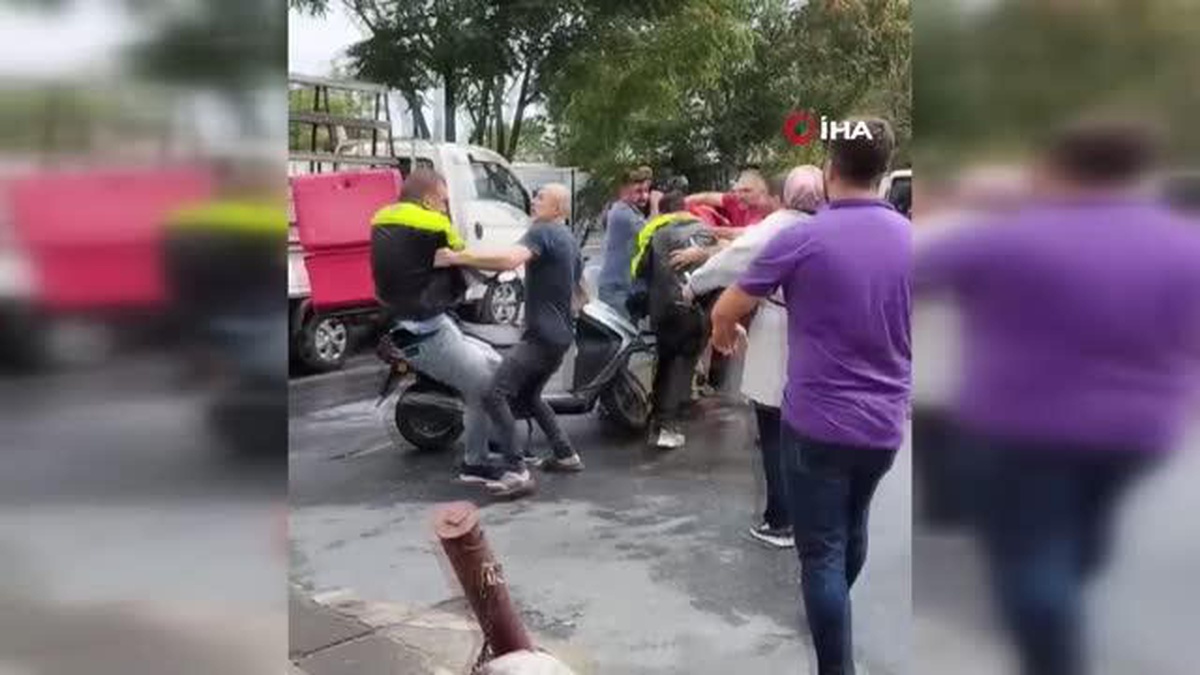 Bayrampaşa\'da kaza sonrası sürücüler birbirine girdi