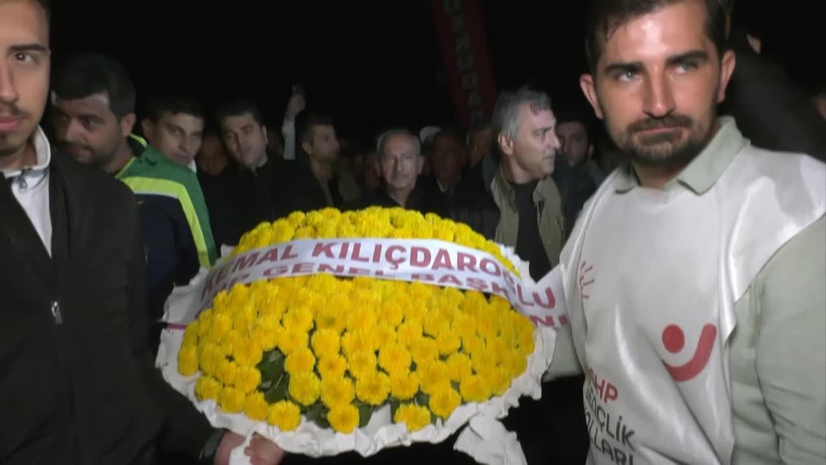 Kılıçdaroğlu ve Uysal, "Zafer Yolu" Yürüyüşü\'nü Sabaha Karşı Tamamladı.