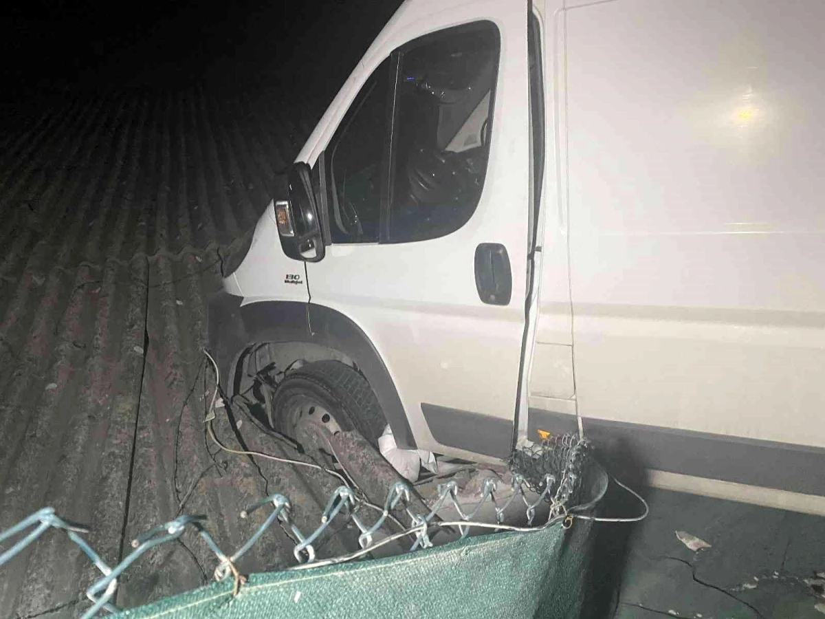 Kocaeli\'de ilginç kaza: Yoldan çıkan minibüs deponun çatısına çarptı