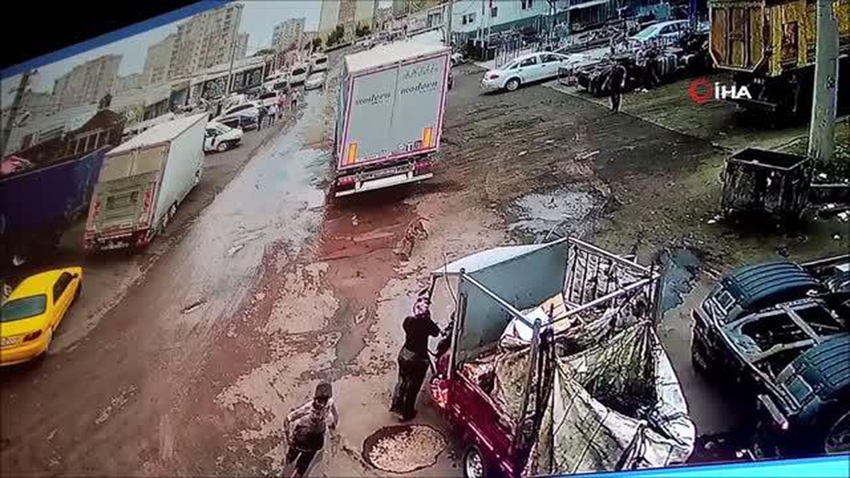 Köpekten kaçan 12 yaşındaki çocuğa araba çarptı: O anlar kameralara yansıdı