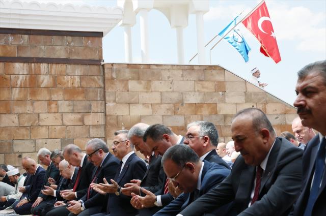 Malazgirt ovasında cuma namazı! Cumhurbaşkanı Erdoğan'a çok sayıda bakan ve kuvvet komutanı eşlik etti Malazgirt ovasında cuma namazı! Cumhurbaşkanı Erdoğan'a çok sayıda bakan ve kuvvet komutanı eşlik etti