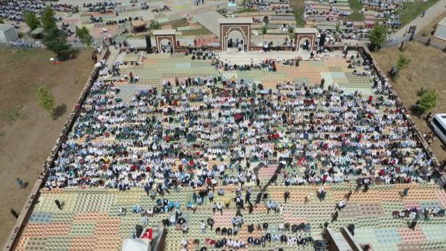 Malazgirt ovasında cuma namazı! Cumhurbaşkanı Erdoğan'a çok sayıda bakan ve kuvvet komutanı eşlik etti Malazgirt ovasında cuma namazı! Cumhurbaşkanı Erdoğan'a çok sayıda bakan ve kuvvet komutanı eşlik etti