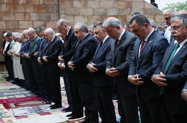 Malazgirt ovasında cuma namazı! Cumhurbaşkanı Erdoğan'a çok sayıda bakan ve kuvvet komutanı eşlik etti Malazgirt ovasında cuma namazı! Cumhurbaşkanı Erdoğan'a çok sayıda bakan ve kuvvet komutanı eşlik etti