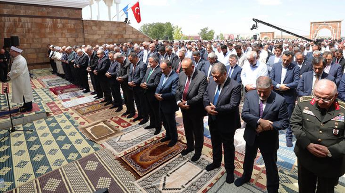 Cumhurbaşkanı Erdoğan, bakanlar ve kuvvet komutanları Malazgirt Ovası\'nda cuma namazı kıldı
