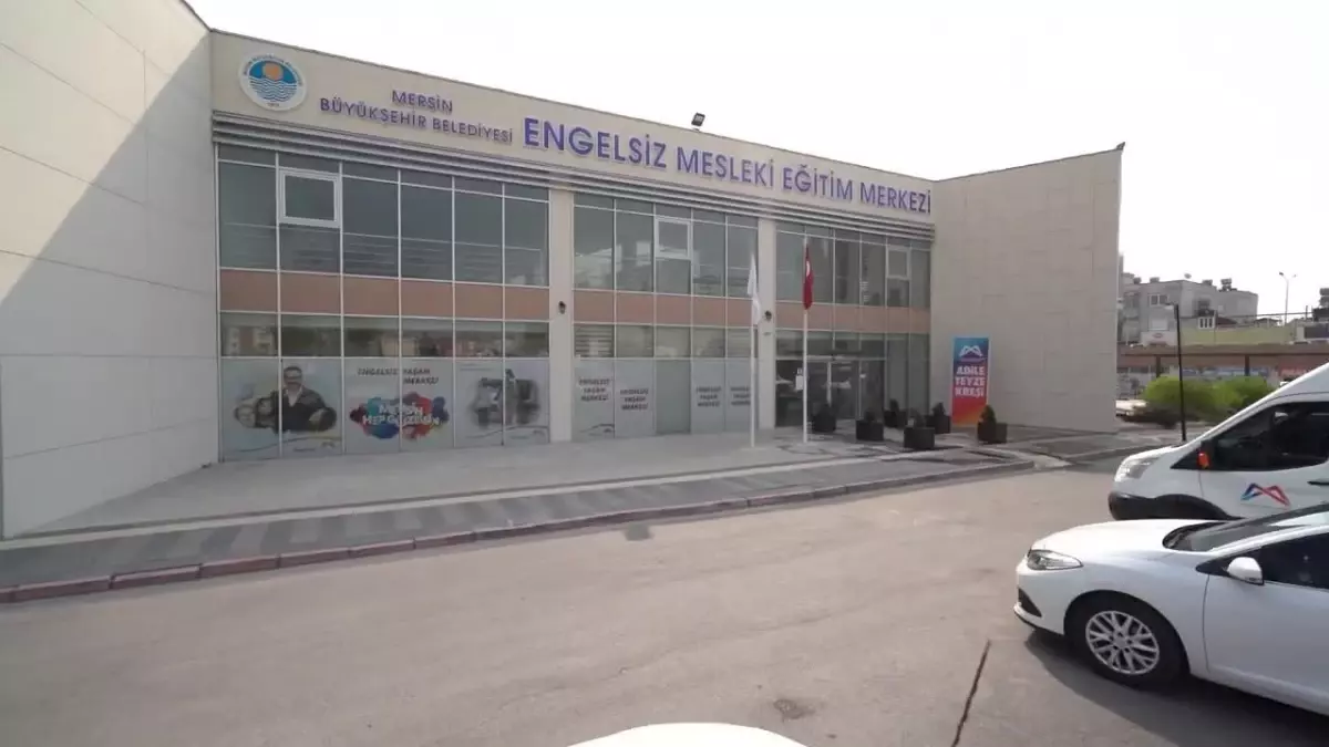 Mersin Büyükşehir\'in İşitme Engellilere Yönelik Ücretsiz Bilgisayar Kursu Sürüyor