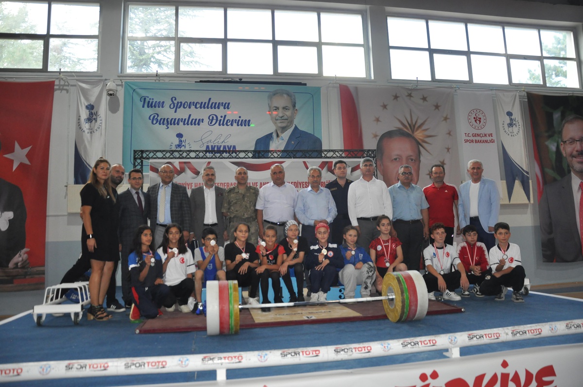 Minikler Türkiye Halter Şampiyonası\'nın ikinci etabı Konya\'da başladı