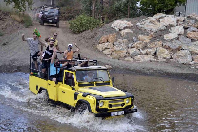 Devrilen safari aracındaki 5 kişi yaşamını yitirmişti! Ölmeden önceki son fotoğrafları ortaya çıktı Devrilen safari aracındaki 5 kişi yaşamını yitirmişti! Ölmeden önceki son fotoğrafları ortaya çıktı