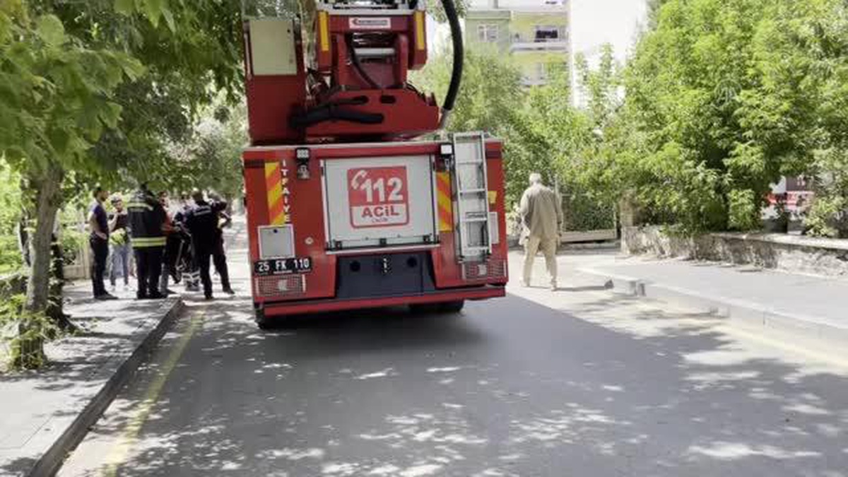 Erzurum\'da ölümü şüpheli bulunan kişinin cesedi 6 saatlik çalışmayla evinden çıkarıldı