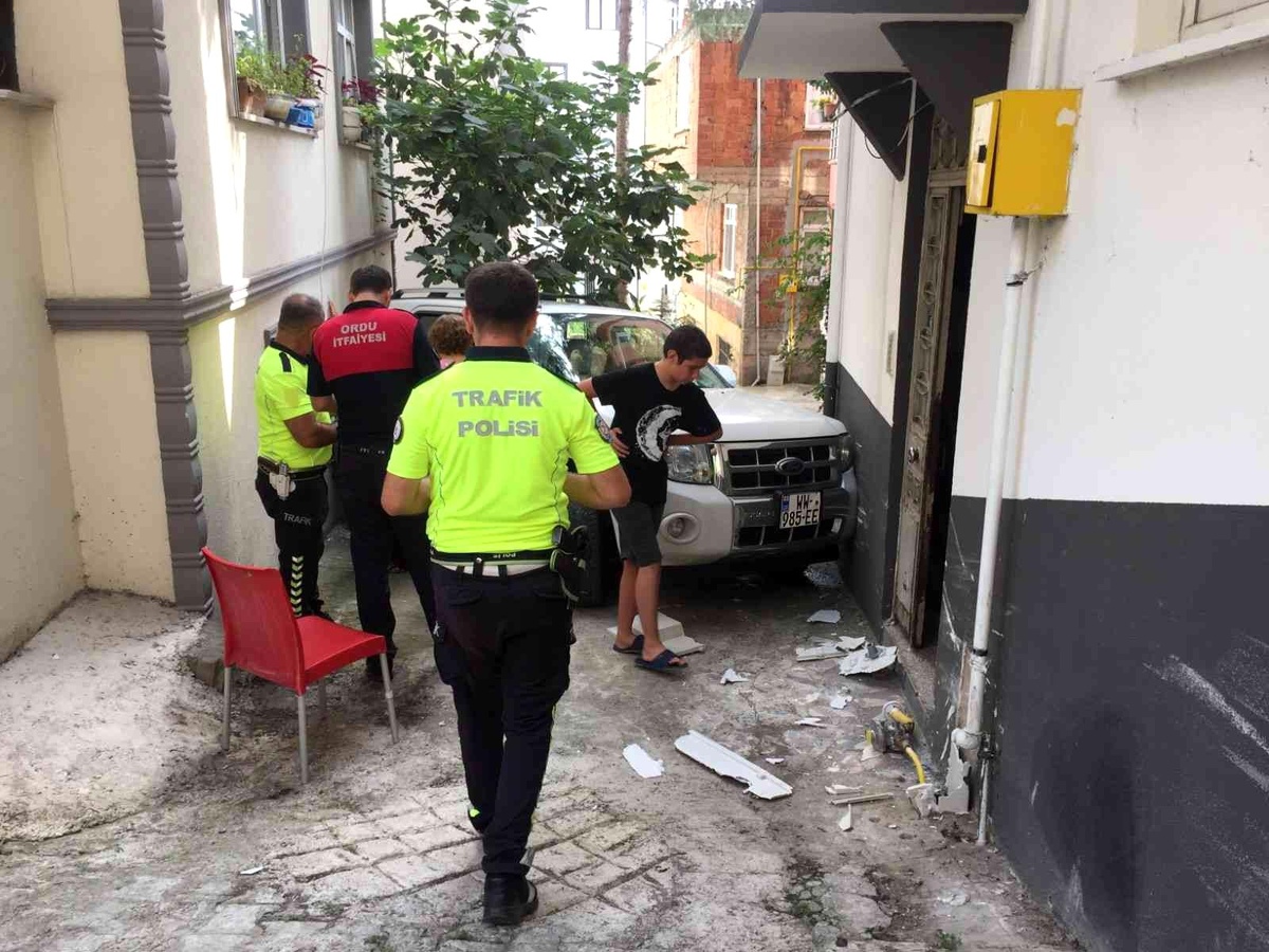Ordu\'da otomobil evin duvarına çarptı