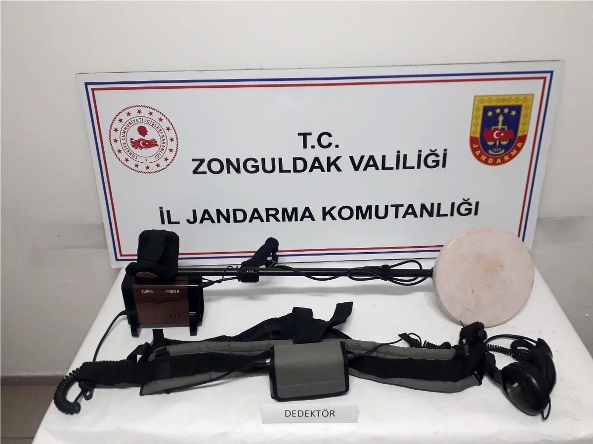 Ormanda define ararken jandarmaya yakalandılar