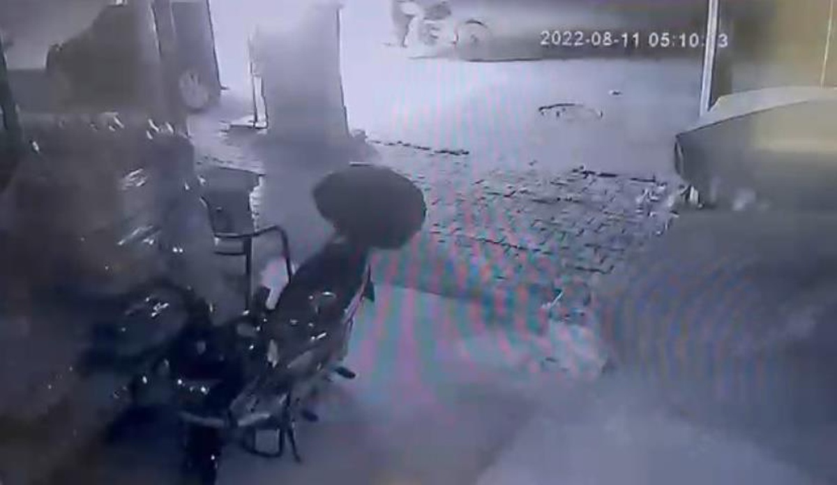 Isparta\'da otomobilin kundaklanma anı güvenlik kamerasına yansıdı