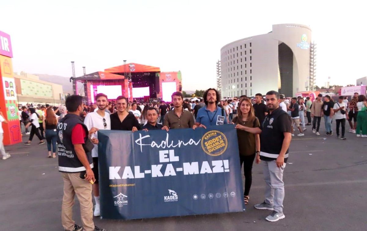 Polis konserde kadına şiddete dikkat çekti