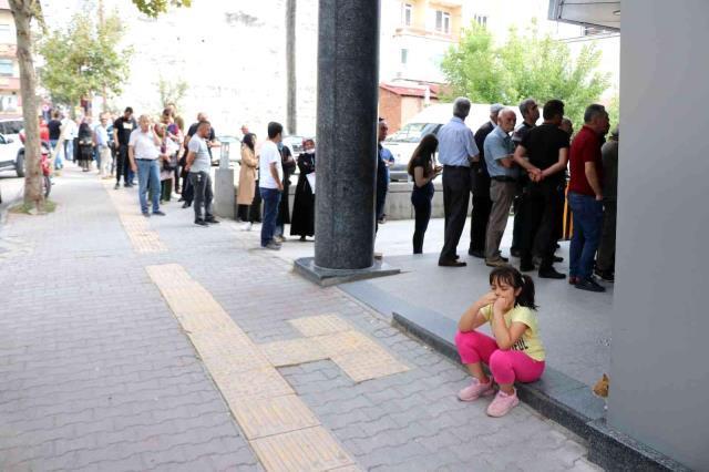 Promosyon almak için bankalara gelenler metrelerce kuyruk oluşturdu