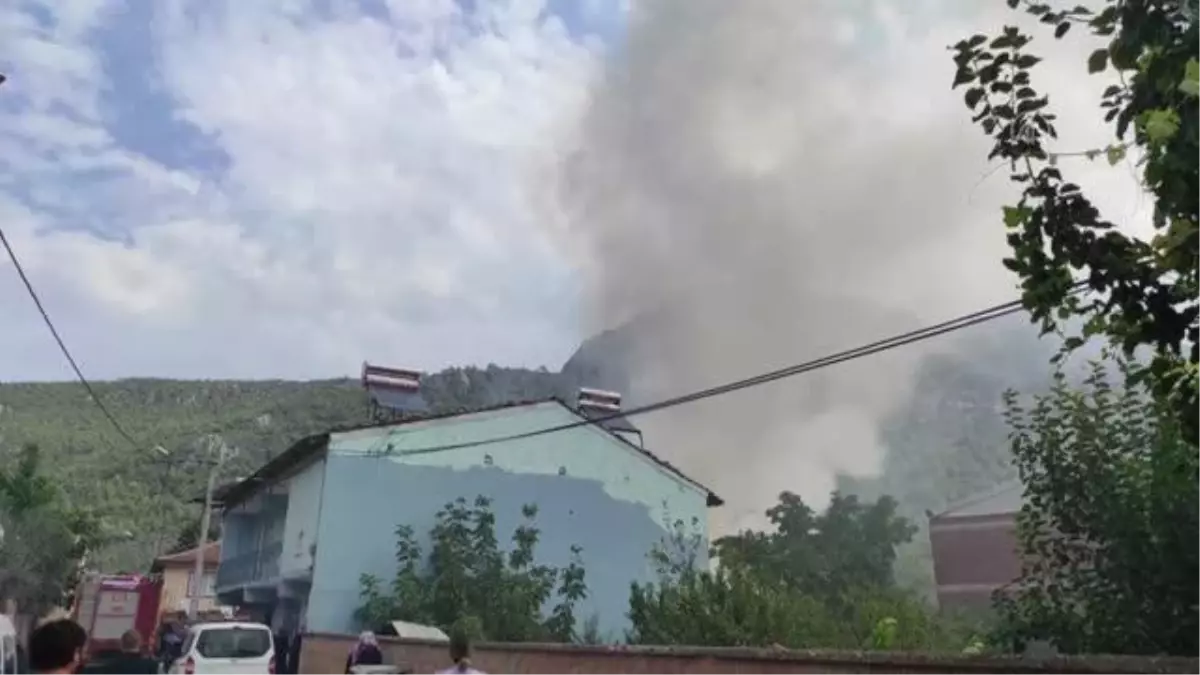 Bursa'da samanlıktaki yangında traktör ve tarım aletleri yandı