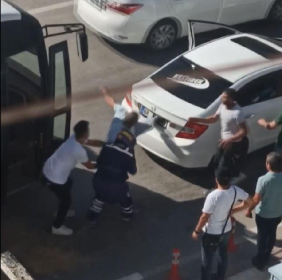 Aksaray\'da şoförlerin yol verme tartışması sopalı kavgaya dönüştü