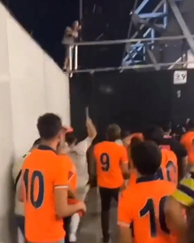 Statta Türk bayrağı yakan hadsiz Belçikalıya, Fenerbahçe taraftarı çekpas ile saldırdı