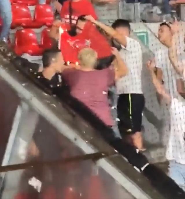 Statta Türk bayrağı yakan hadsiz Belçikalıya, Fenerbahçe taraftarı çekpas ile saldırdı