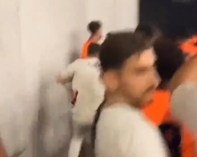 Statta Türk bayrağı yakan hadsiz Belçikalıya, Fenerbahçe taraftarı çekpas ile saldırdı