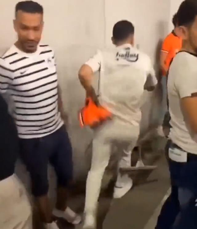 Statta Türk bayrağı yakan hadsiz Belçikalıya, Fenerbahçe taraftarı çekpas ile saldırdı