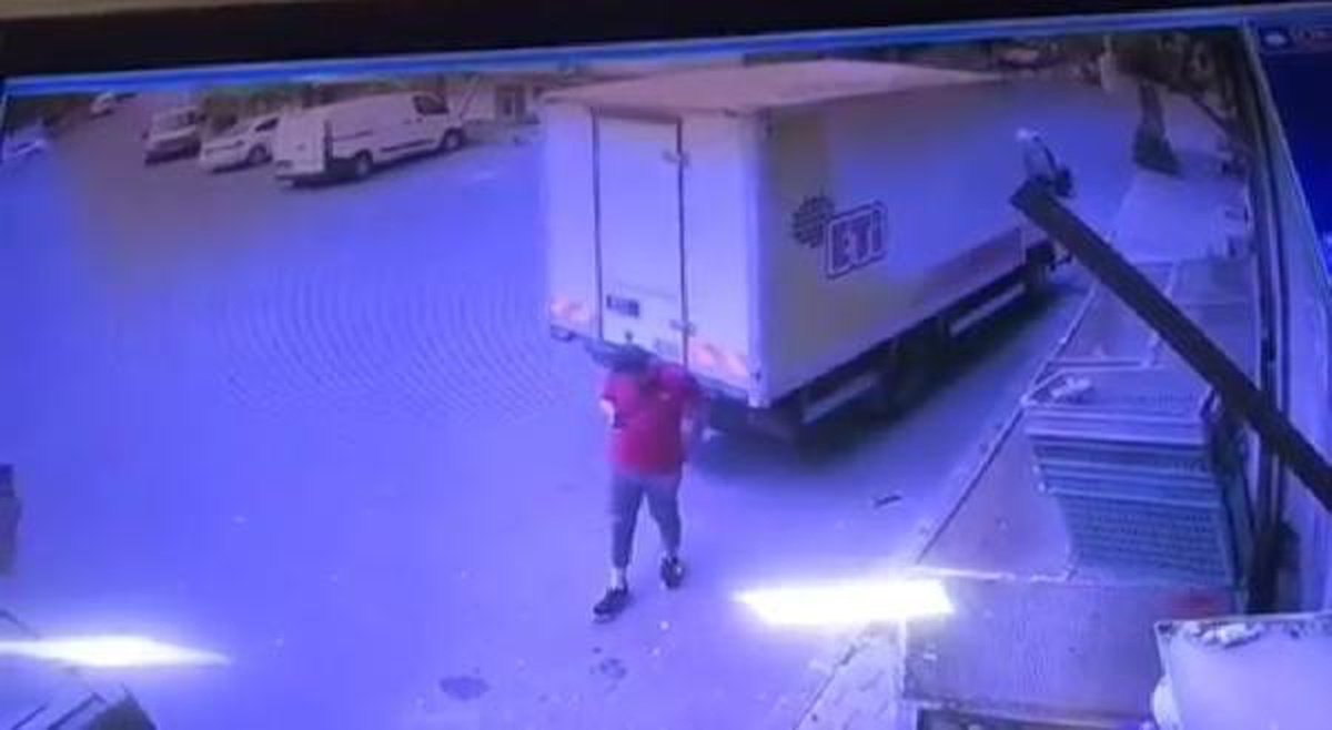 SULTANGAZİ\'DE KAMYONETİ CAMINDAN İÇERİ ATLAYARAK DURDURDU