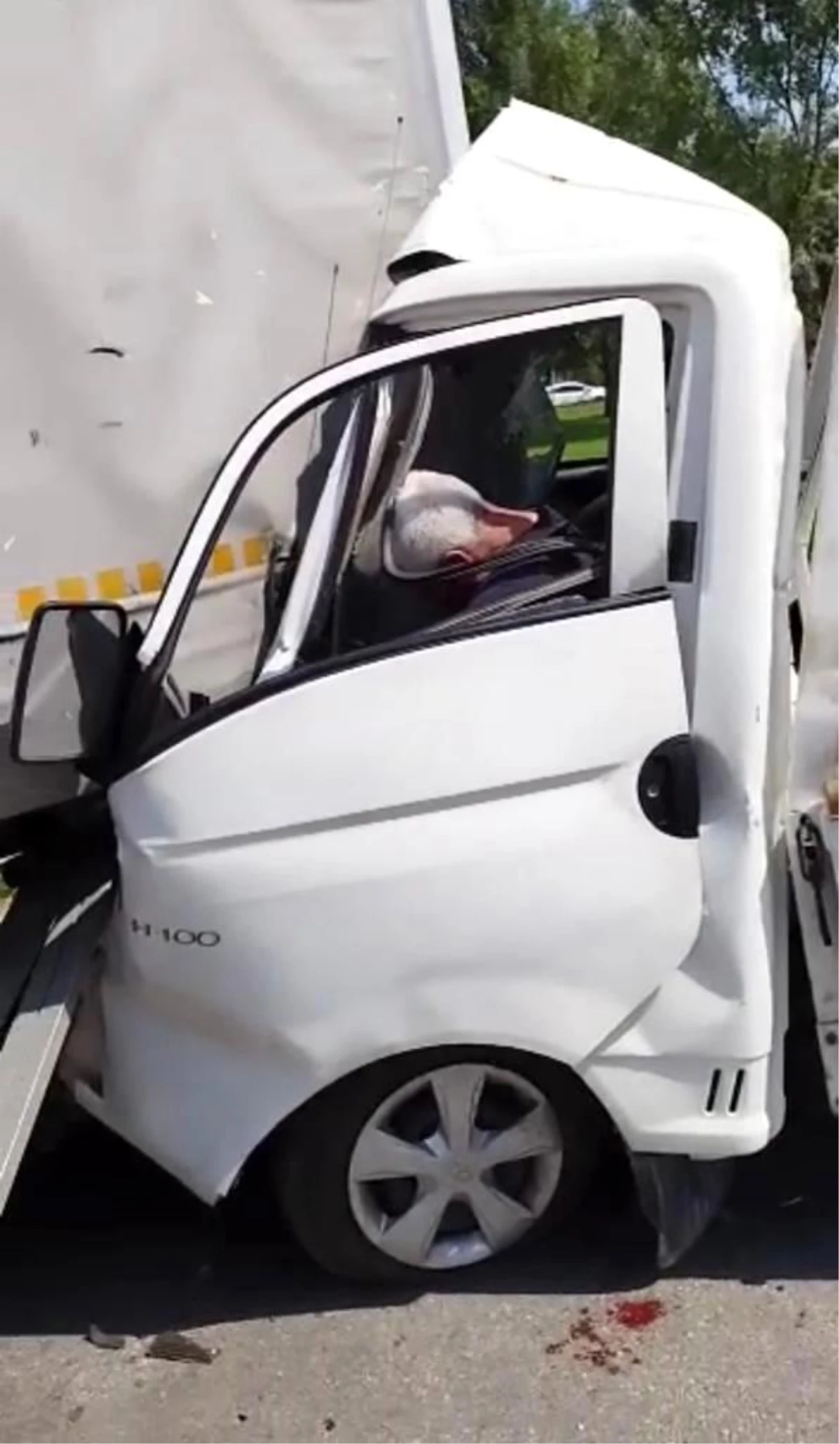 Tıra çarpan kamyonetin sürücüsü hayatını kaybetti