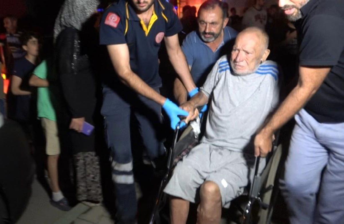 TOKİ\'lerde çıkan yangında bir itfaiye eri, 3 vatandaş dumandan etkilendi