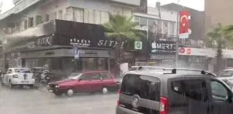 Turgutlu'da sağanak; ev ve iş yerlerini su bastı