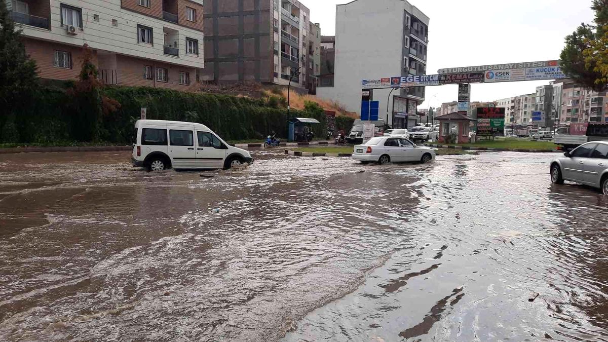 Turgutlu\'da sağanak yağış yolları göle çevirdi