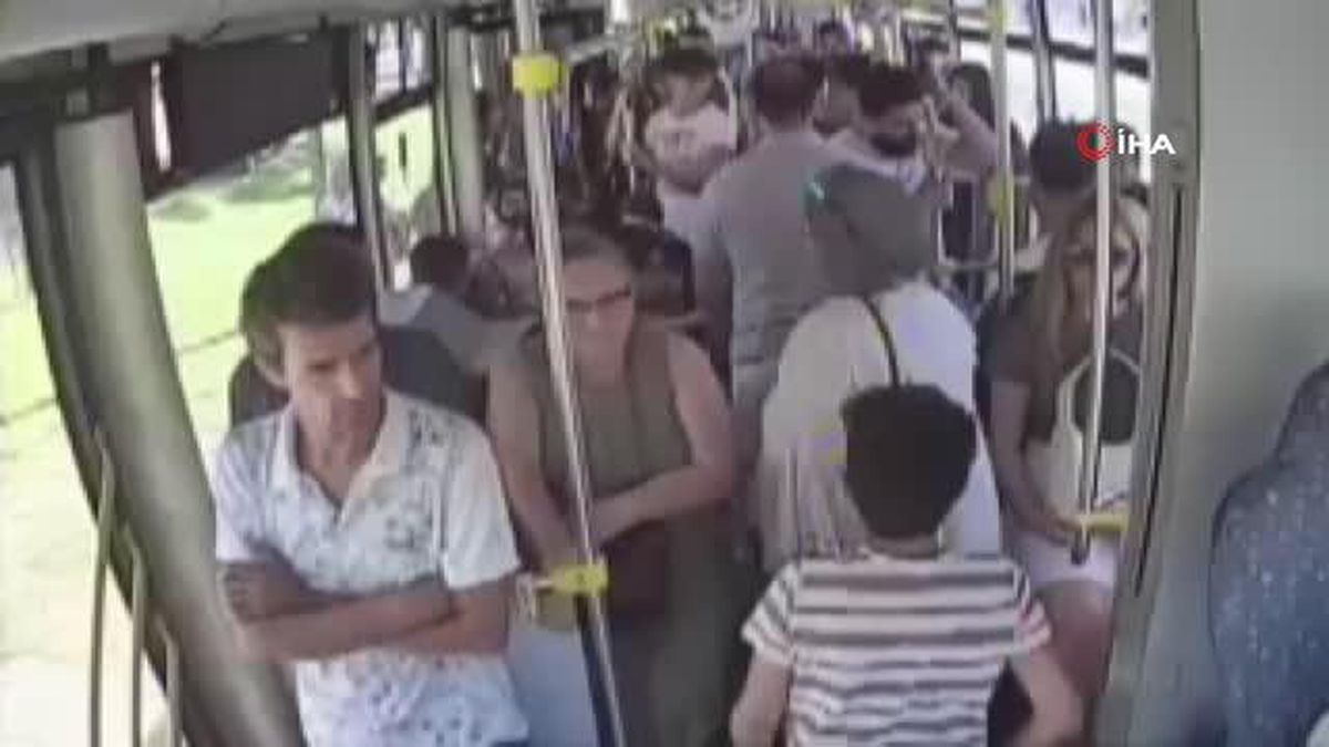 Turist aile çocuklarını otobüste unuttu, korku ve gözyaşları şoförle çekilen \'selfie\' ile son buldu