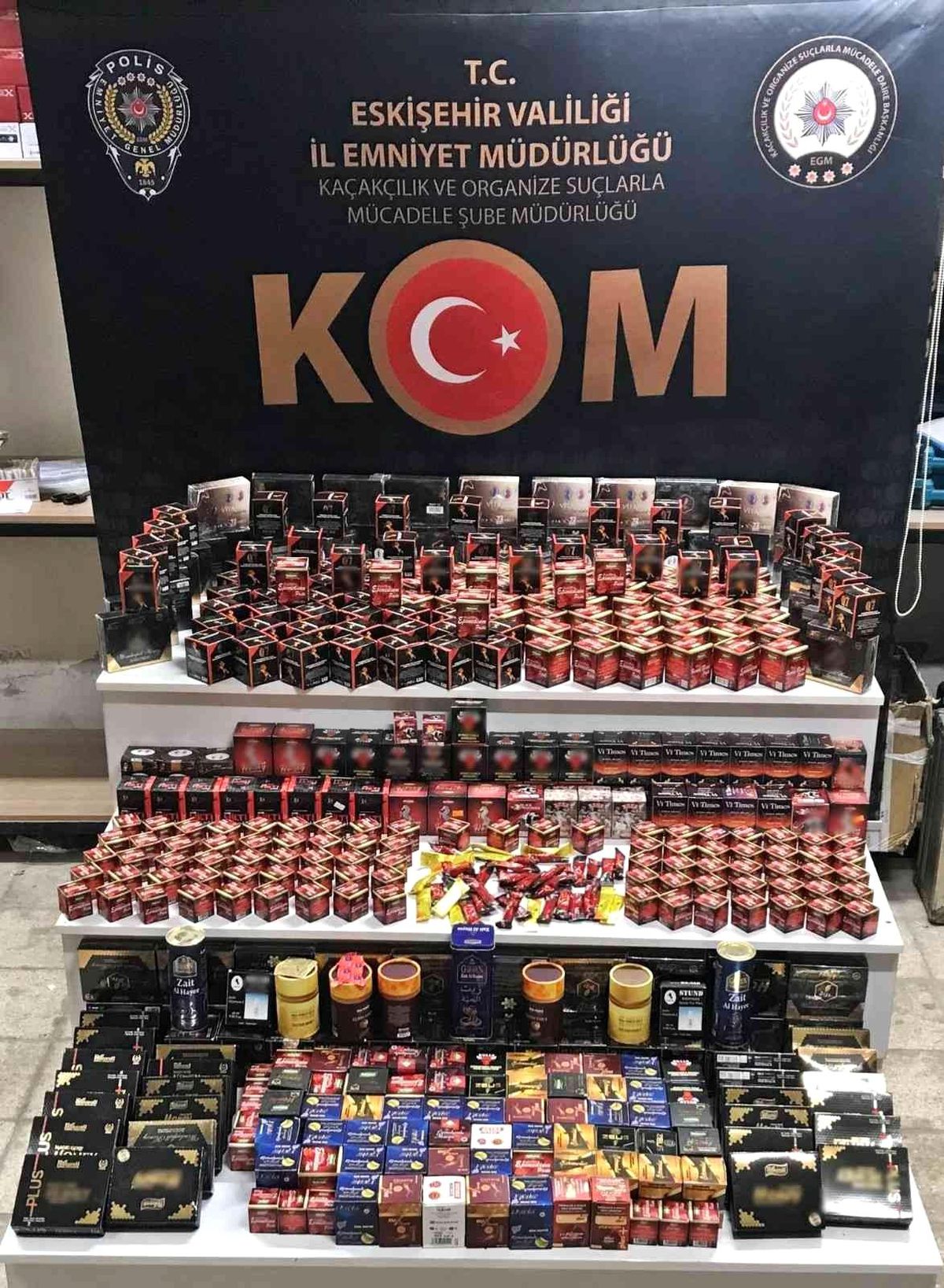 Tütün mamulleriyle birlikte binlerce cinsel içerikli ürün ele geçirildi