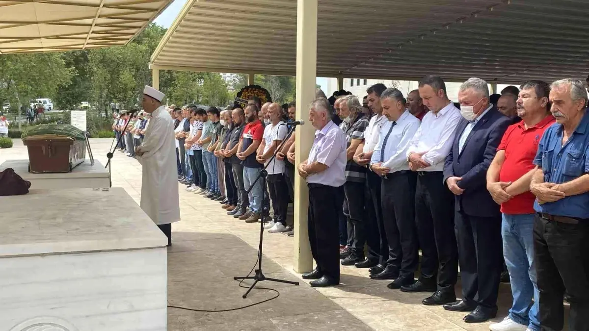 Üç kardeşini korona virüsten kaybeden muhtar son yolculuğuna uğurlandı