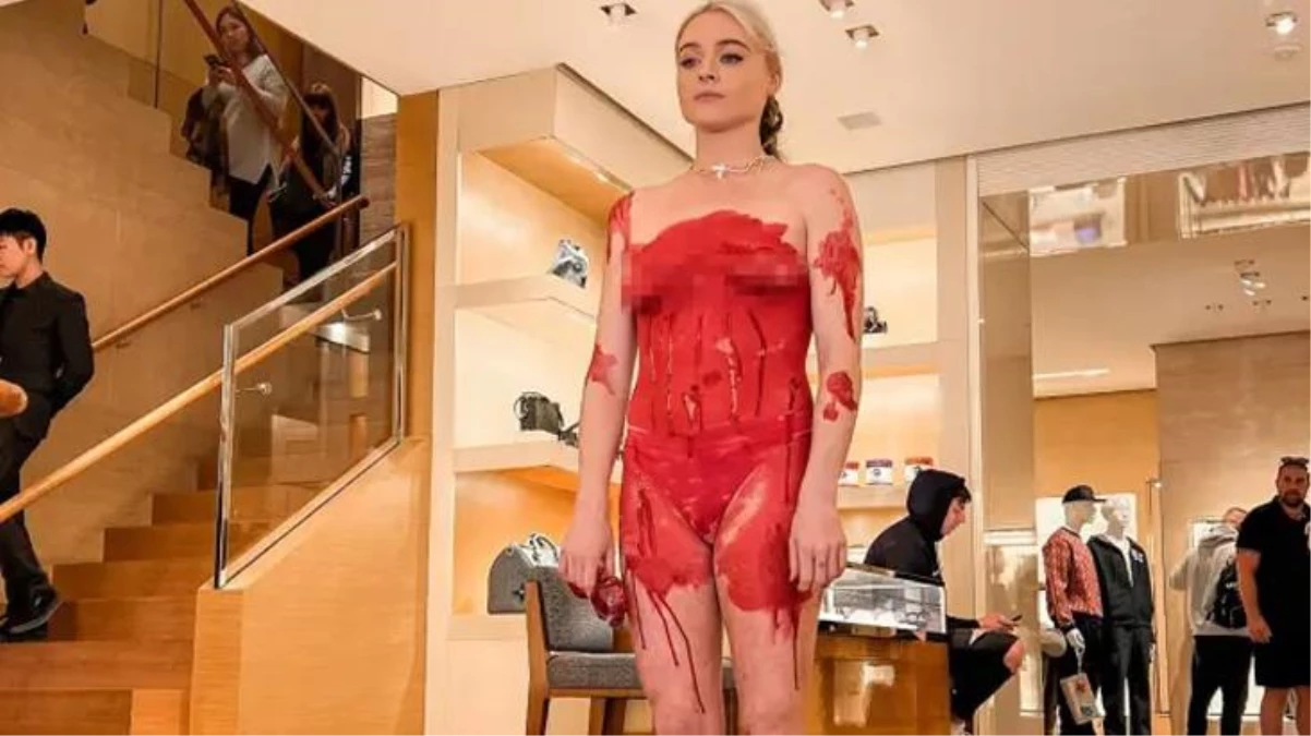 Ünlü aktivist Tash Peterson deri ürünler satan markayı soyunarak protesto etti