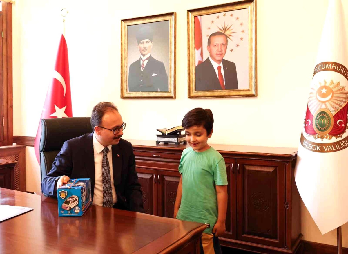 Vali Kızılkaya kaybolan çocuğu ve ailesini makamında ağırladı