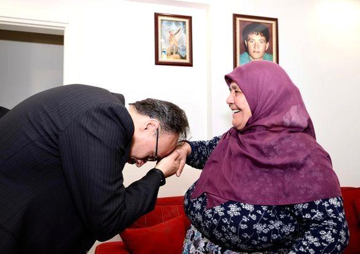 Vali Kızılkaya şehit Vedat Dur\'un ailesini ziyaret etti
