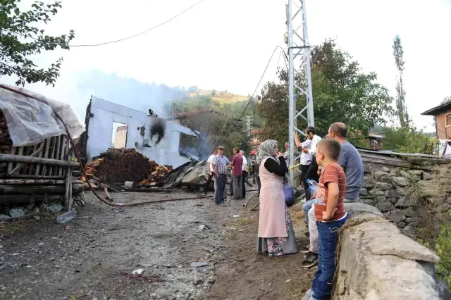 Köyde yangın çıktı, vatandaşlar evlerinin yanışını çaresiz gözlerle izledi