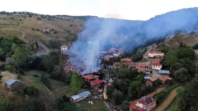 Köyde yangın çıktı, vatandaşlar evlerinin yanışını çaresiz gözlerle izledi