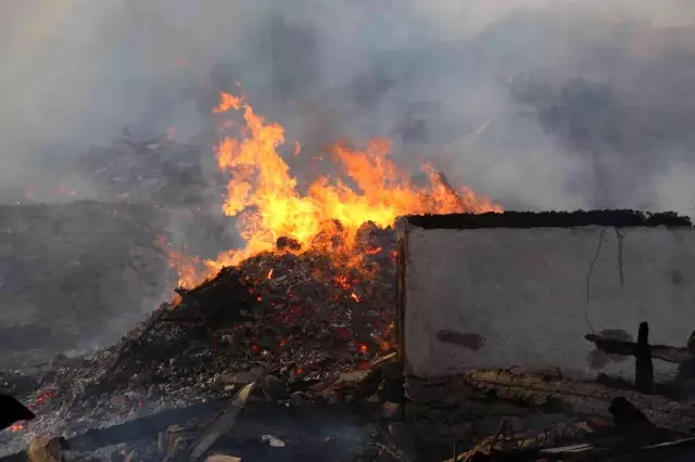 Köyde yangın çıktı, vatandaşlar evlerinin yanışını çaresiz gözlerle izledi