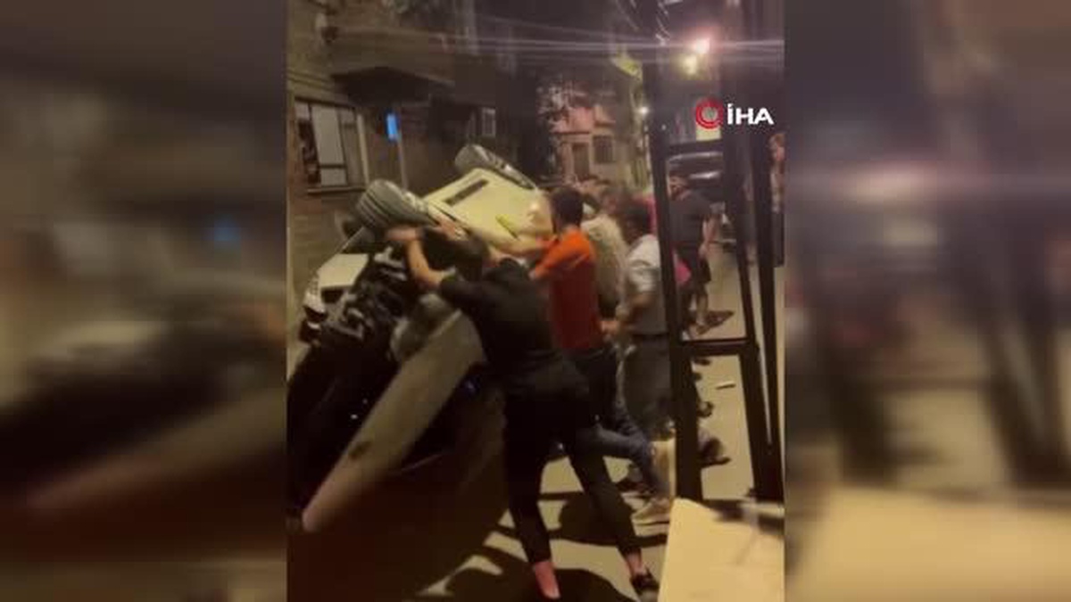 Ara sokakta hız yapan otomobil, 3 otomobile çarparak takla attı