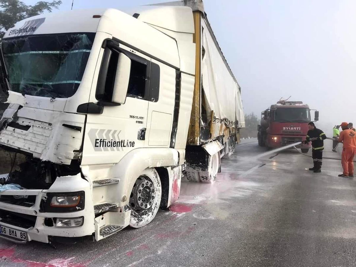 Afyonkarahisar-Antalya karayolu devrilen tır yüzünden 2 saat ulaşıma kapandı