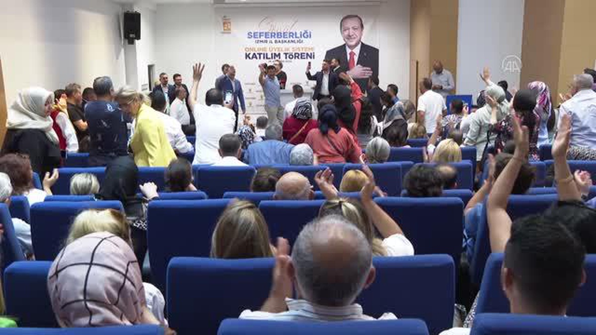 AK Parti İzmir İl Başkanlığında üye katılım toplantısı düzenlendi