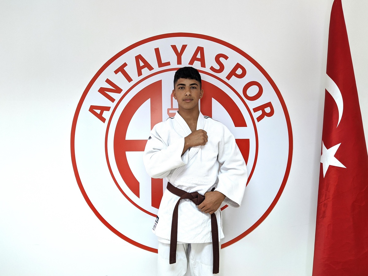 Antalyaspor\'dan Judo Milli Takımı\'na girme başarısı gösteren Yıldırım\'a kutlama
