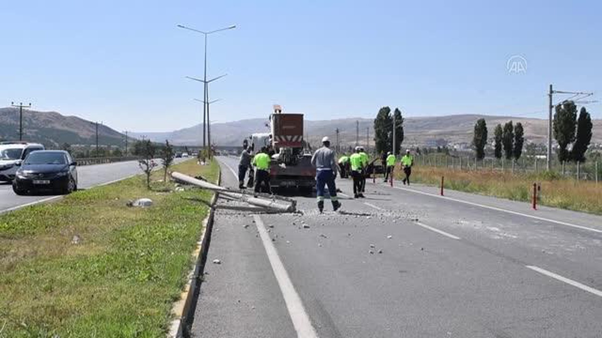 Sivas\'ta aydınlatma direğine çarpan otomobildeki 2 kişi yaralandı