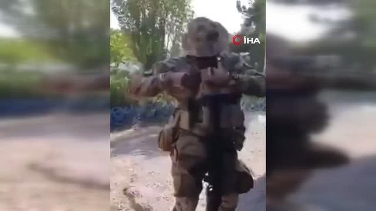 Azerbaycan askeri Laçın\'da cebinden Kur\'an-ı Kerim ve Türk bayrağı çıkardı