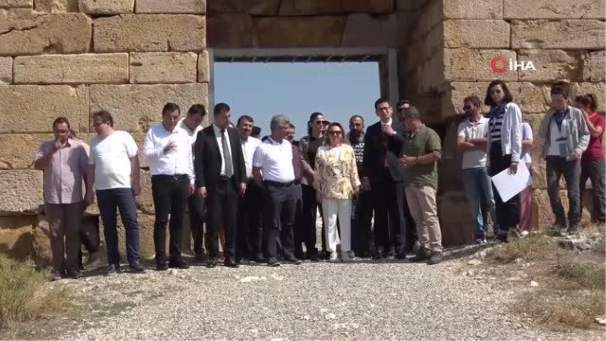 Bakan Yardımcısı Özkan Yavuz kaya mezarlarını gezdi