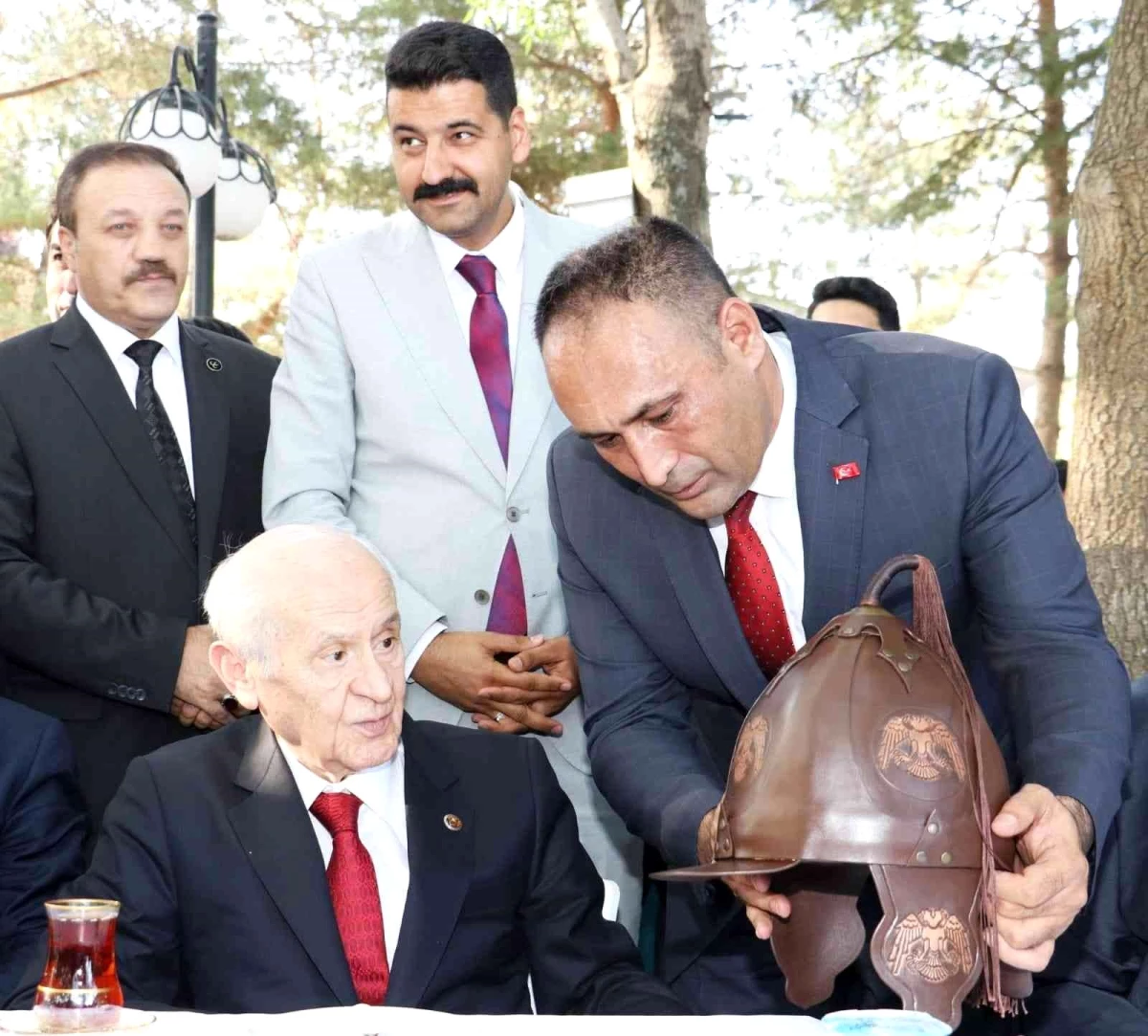 Başkan Yılmaz\'dan Bahçeli\'ye Malazgirt Zaferinin yıl dönümünde anlamla hediye