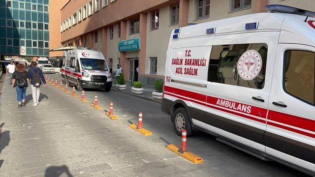 Şizofren hastası baba, yüksek sesle müzik dinleyen kızının boynuna baltayla vurdu Şizofren hastası baba, yüksek sesle müzik dinleyen kızının boynuna baltayla vurdu